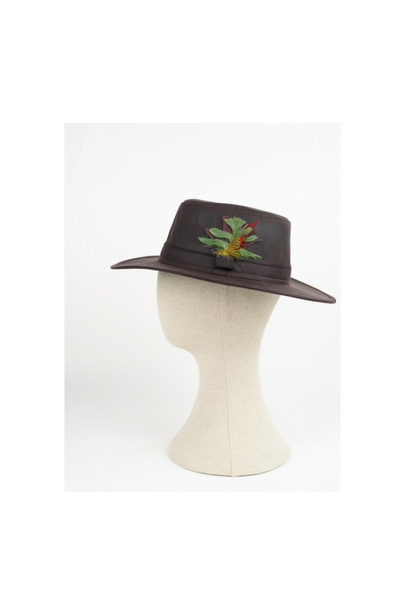 SOMBRERO PLUMA BRITISH IMPERMEABLE MARRÓN